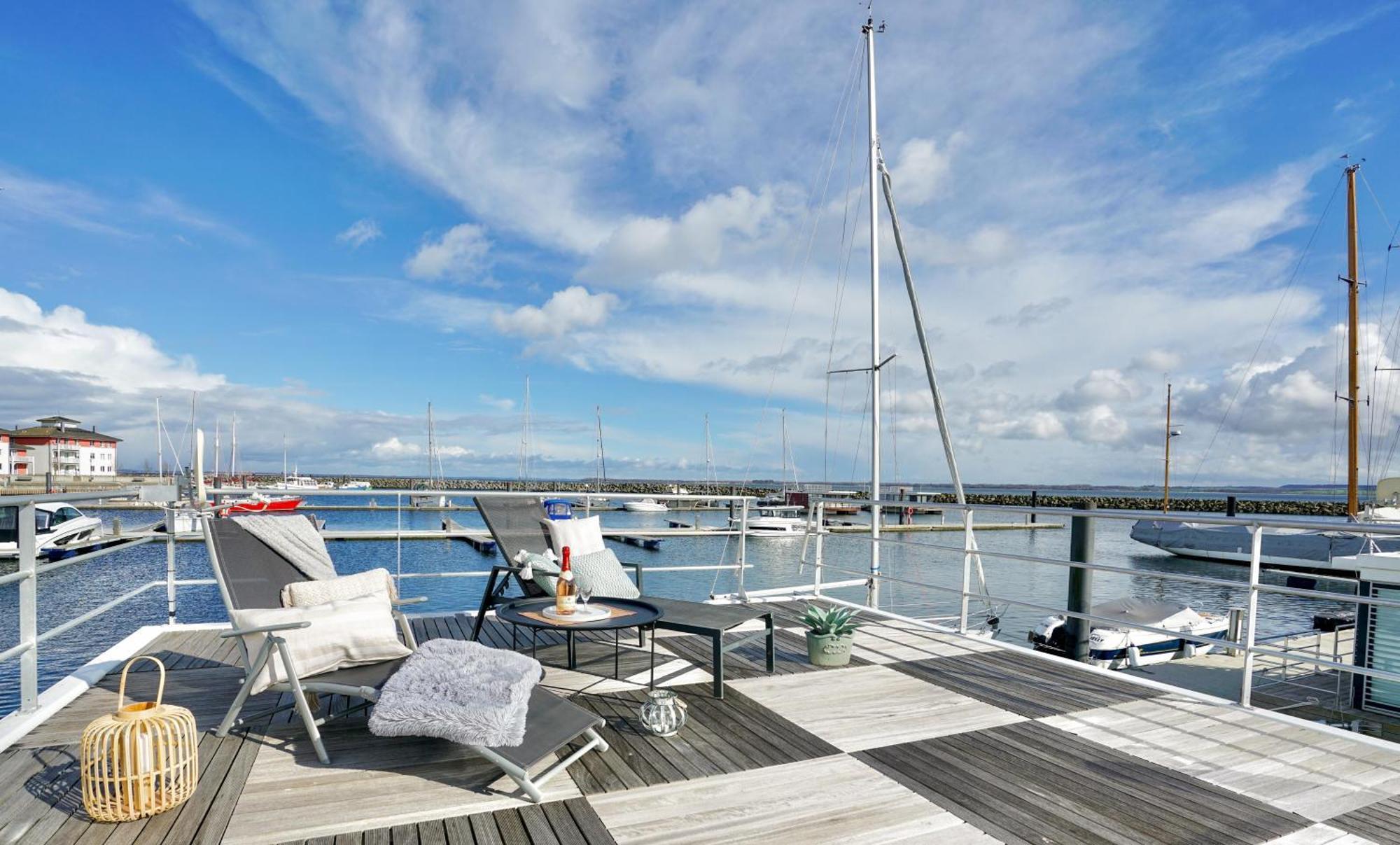 Exklusives Ostsee-Hausboot, Kueche Mit Spueler, Tv, Grosse Sonnenterrasse, 3X Kostenfreie Kfz-Parkplaetze, Klimaanlage, Bis Zu 6 Personen, 2X Baeder, Waschmaschine Болтенхаген Екстериор снимка