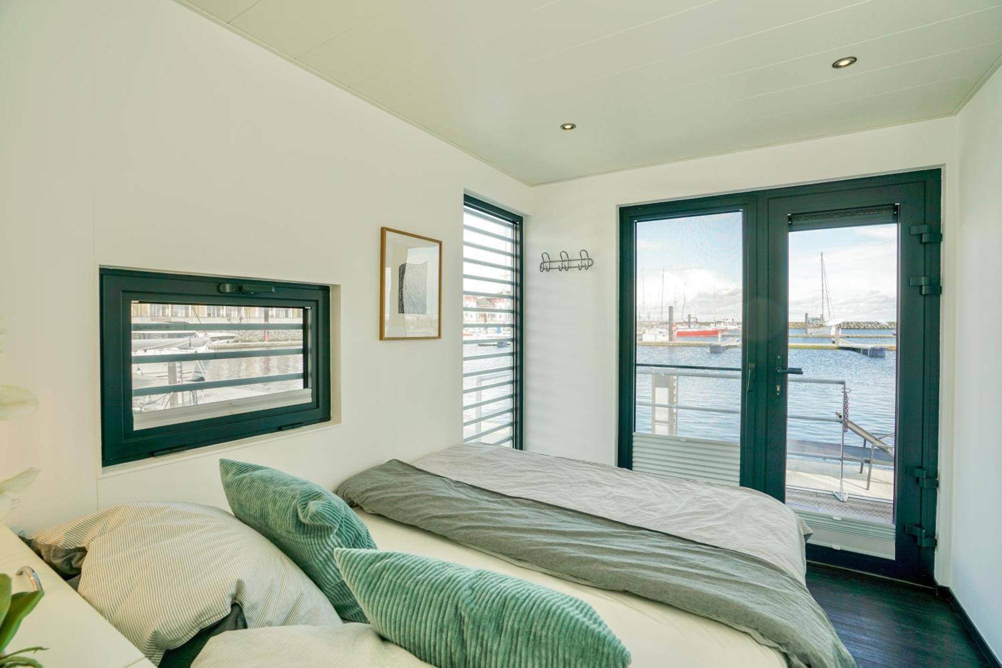 Exklusives Ostsee-Hausboot, Kueche Mit Spueler, Tv, Grosse Sonnenterrasse, 3X Kostenfreie Kfz-Parkplaetze, Klimaanlage, Bis Zu 6 Personen, 2X Baeder, Waschmaschine Болтенхаген Екстериор снимка