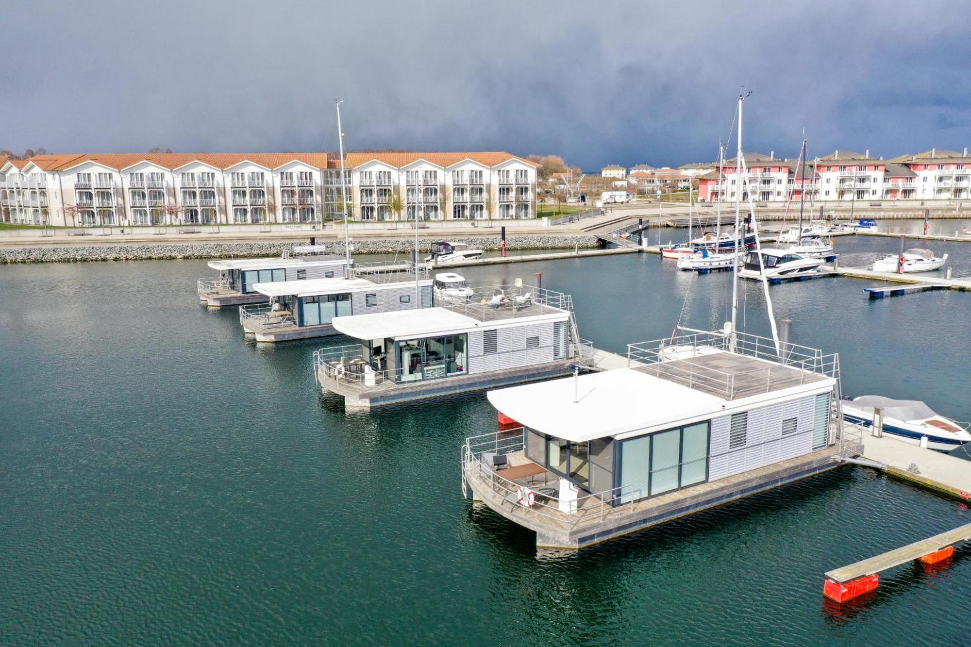 Exklusives Ostsee-Hausboot, Kueche Mit Spueler, Tv, Grosse Sonnenterrasse, 3X Kostenfreie Kfz-Parkplaetze, Klimaanlage, Bis Zu 6 Personen, 2X Baeder, Waschmaschine Болтенхаген Екстериор снимка