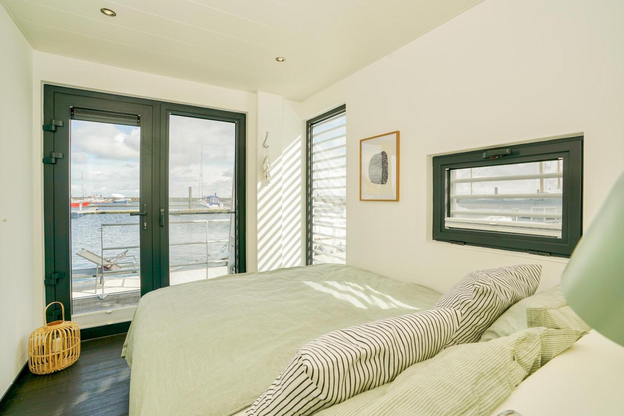 Exklusives Ostsee-Hausboot, Kueche Mit Spueler, Tv, Grosse Sonnenterrasse, 3X Kostenfreie Kfz-Parkplaetze, Klimaanlage, Bis Zu 6 Personen, 2X Baeder, Waschmaschine Болтенхаген Екстериор снимка