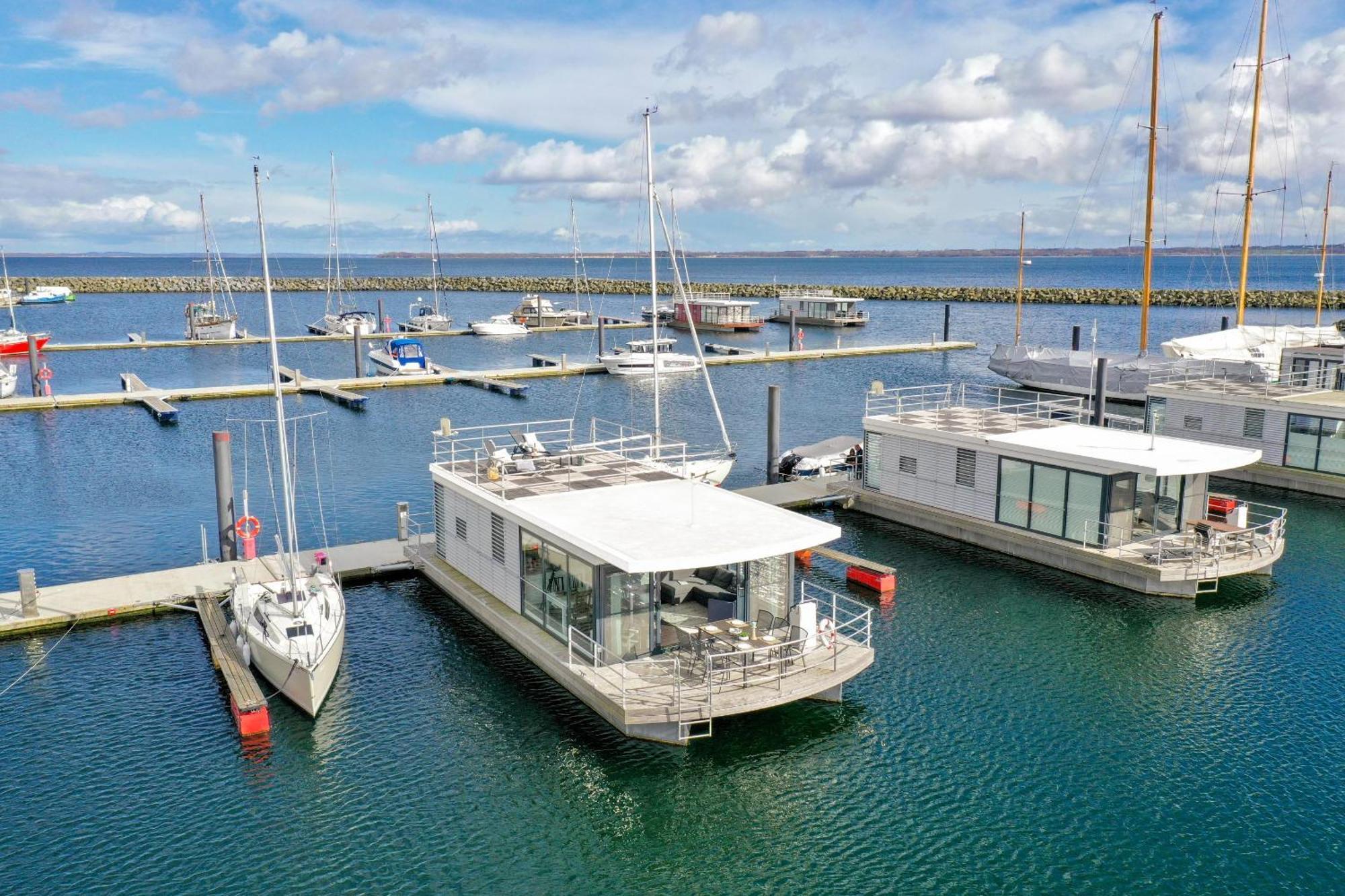 Exklusives Ostsee-Hausboot, Kueche Mit Spueler, Tv, Grosse Sonnenterrasse, 3X Kostenfreie Kfz-Parkplaetze, Klimaanlage, Bis Zu 6 Personen, 2X Baeder, Waschmaschine Болтенхаген Екстериор снимка