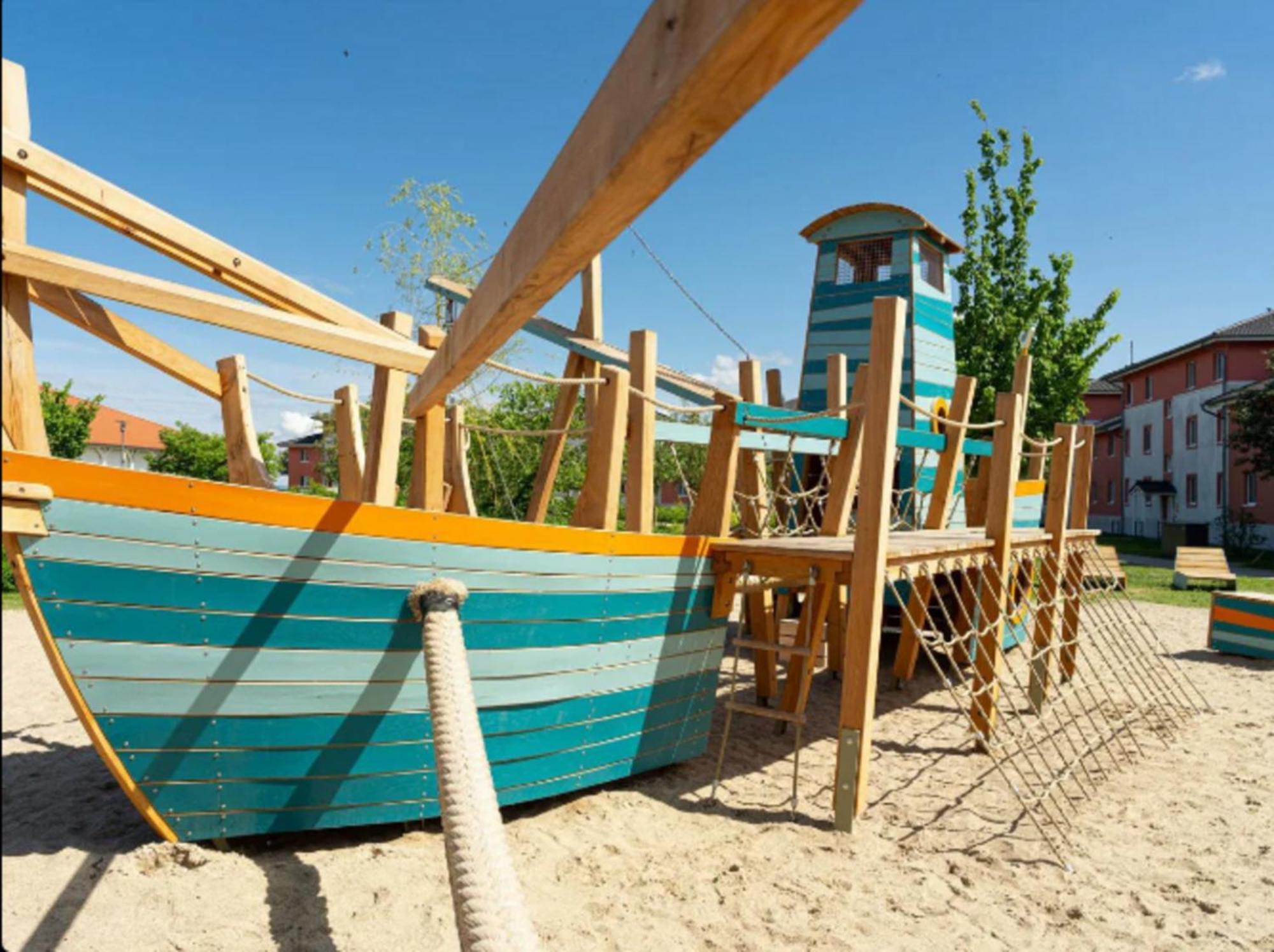 Exklusives Ostsee-Hausboot, Kueche Mit Spueler, Tv, Grosse Sonnenterrasse, 3X Kostenfreie Kfz-Parkplaetze, Klimaanlage, Bis Zu 6 Personen, 2X Baeder, Waschmaschine Болтенхаген Екстериор снимка