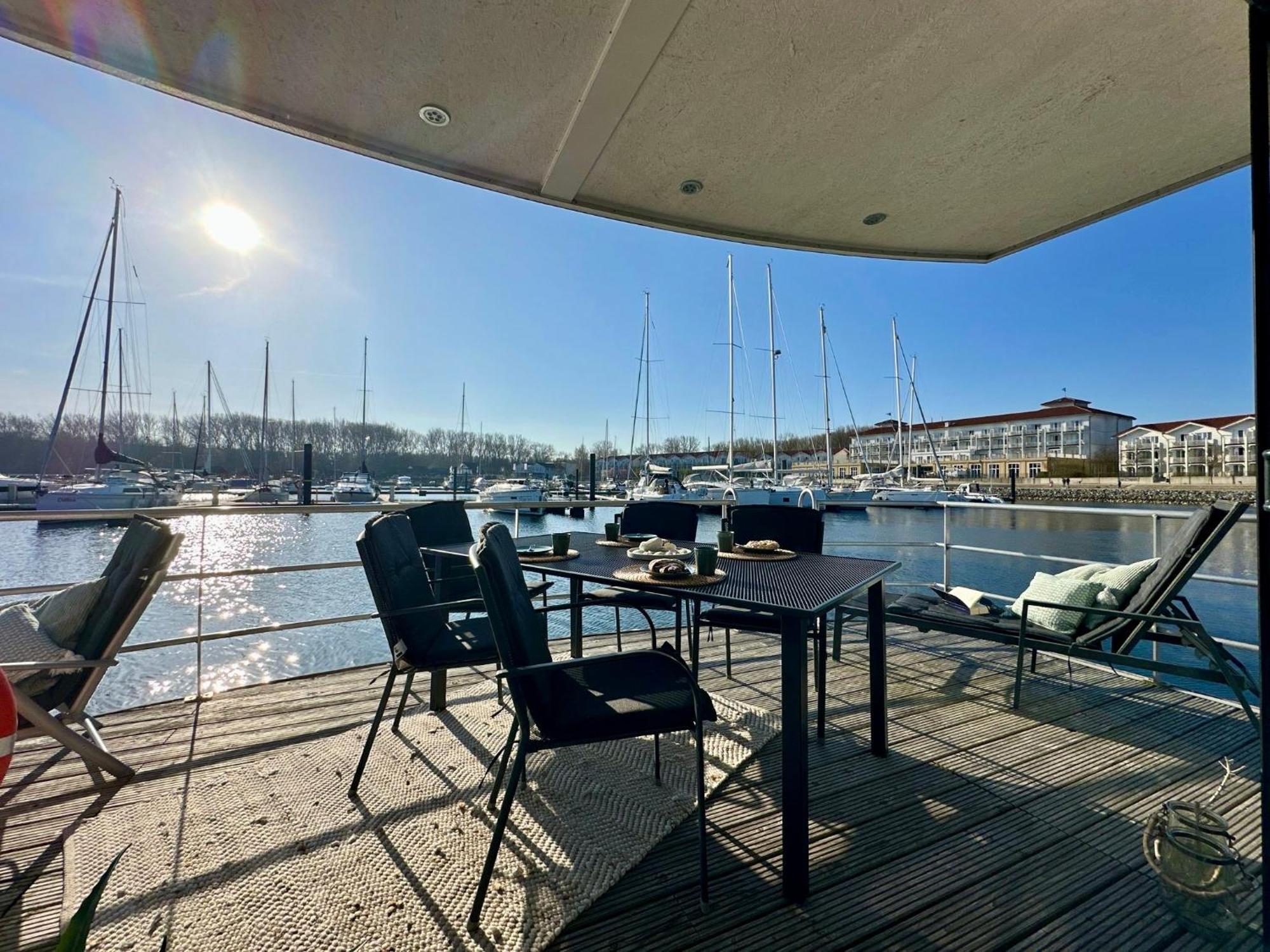 Exklusives Ostsee-Hausboot, Kueche Mit Spueler, Tv, Grosse Sonnenterrasse, 3X Kostenfreie Kfz-Parkplaetze, Klimaanlage, Bis Zu 6 Personen, 2X Baeder, Waschmaschine Болтенхаген Екстериор снимка