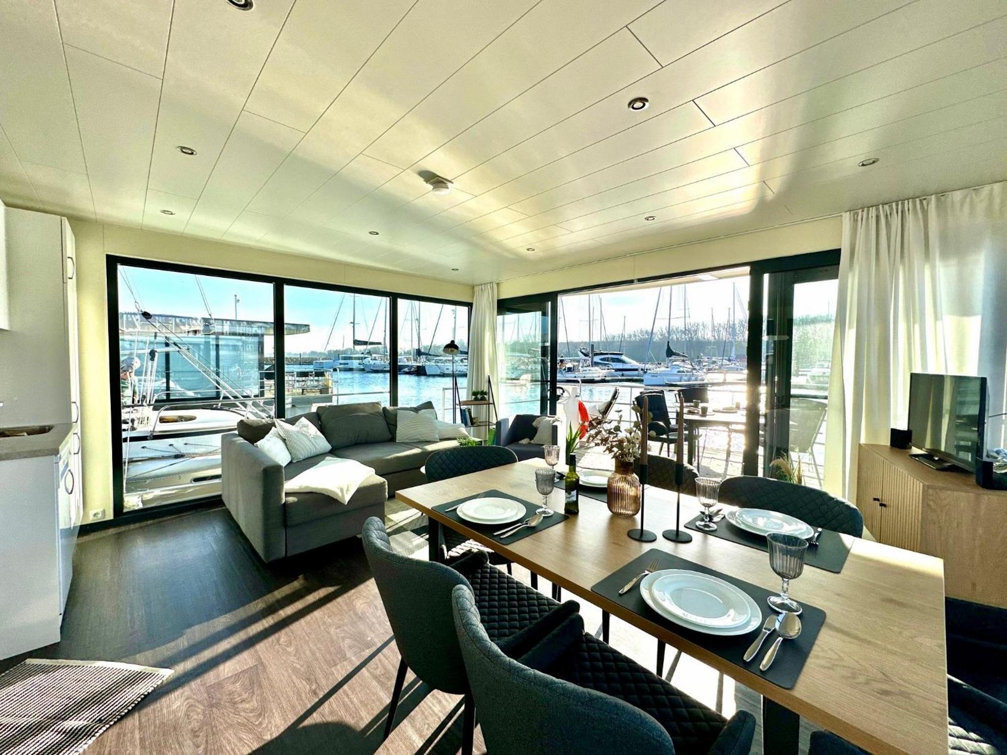 Exklusives Ostsee-Hausboot, Kueche Mit Spueler, Tv, Grosse Sonnenterrasse, 3X Kostenfreie Kfz-Parkplaetze, Klimaanlage, Bis Zu 6 Personen, 2X Baeder, Waschmaschine Болтенхаген Екстериор снимка